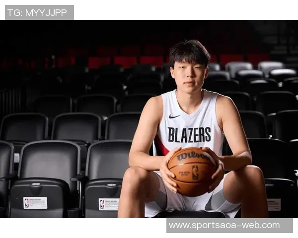 杨瀚森G联盟比赛三分球失误尴尬投篮竟然击中篮板侧沿引发笑声 杨瀚森G联盟比赛三分球失误尴尬投篮竟然击中篮板侧沿引发笑声