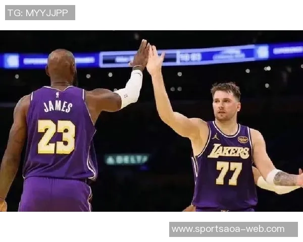 詹姆斯与东契奇共同承担责任应对里夫斯缺阵的挑战与决策压力 詹姆斯与东契奇共同承担责任应对里夫斯缺阵的挑战与决策压力