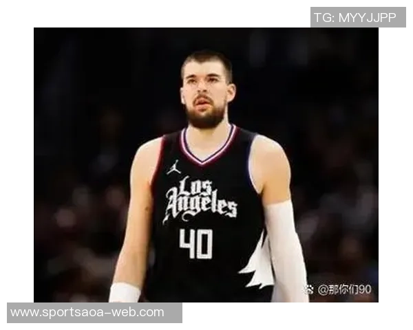 莱昂纳德半场状态火热三分球连中五记砍下18分助球队争胜 莱昂纳德半场状态火热三分球连中五记砍下18分助球队争胜