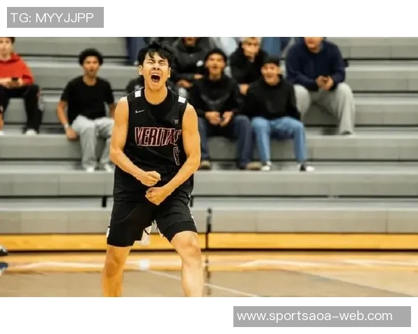 张博源分享明尼苏达大学访校定妆照展现新球衣风采引发关注 张博源分享明尼苏达大学访校定妆照展现新球衣风采引发关注